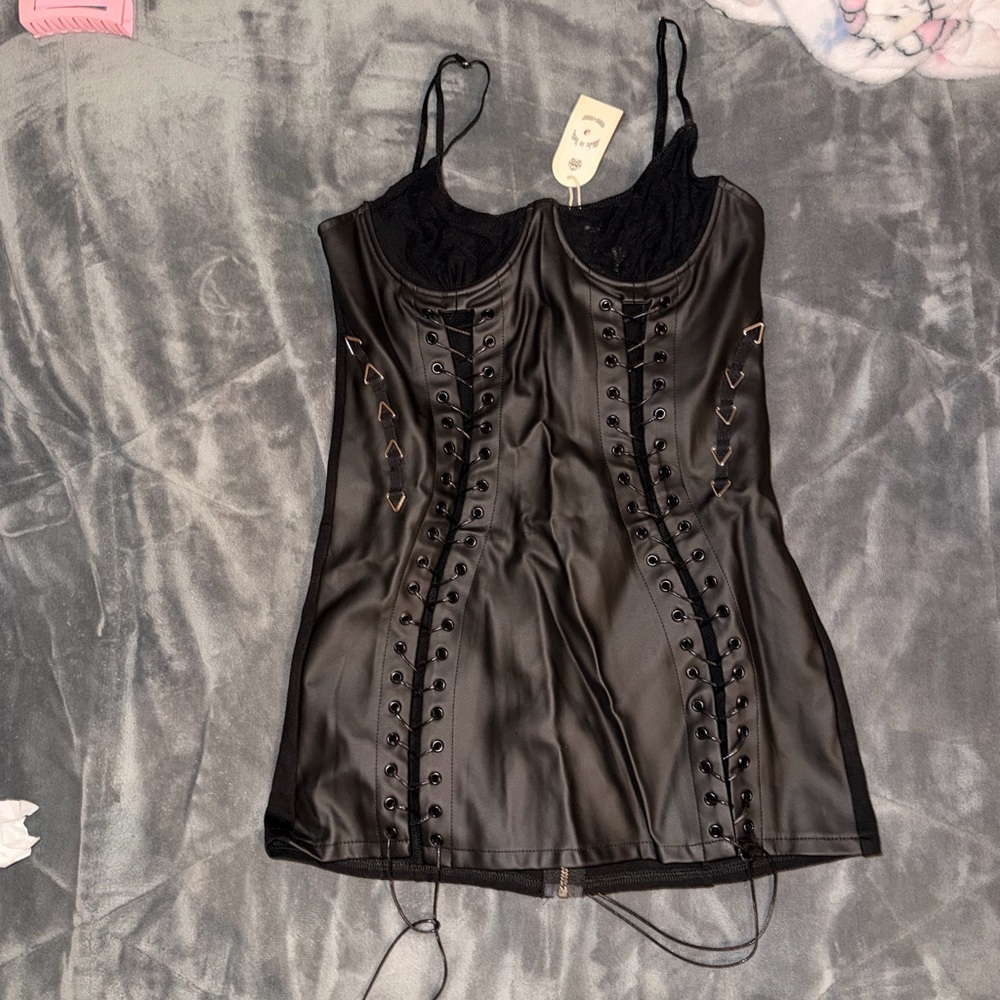 Elegant Black Lace-Up Dress - Picture 3 of 5